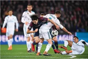  ??  ?? Malgré une belle ambiance au Parc, Cavani et le PSG (en b. à d.) n’ont jamais été en mesure de combler leur retard face au Real de Cristiano Ronaldo (à g.), buteur.