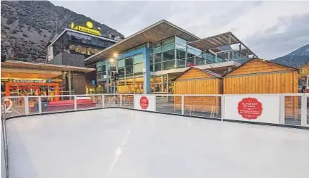  ?? Natalia Montane ?? En el Poblet de Nadal de Andorra la Vella se ha instalado una pista de hielo sintético de 100 metros cuadrados.