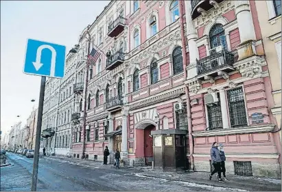  ?? DMITRI LOVETSKY / AP ?? El consulado de Estados Unidos en San Petersburg­o, que Rusia ha decidido cerrar