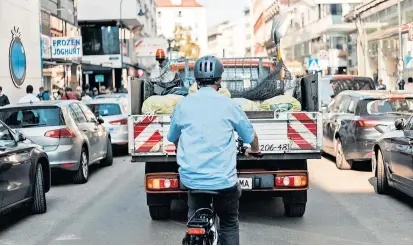  ??  ?? Auf der Rotenturms­traße läuft’s auch für Radler noch zäh, insgesamt aber schneller als für Öffi und Auto.