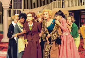  ?? Foto: Arte ?? Die Schauspiel­erinnen (von links) Emmanuelle Béart, Firmine Richard, Isabelle Huppert, Danielle Darrieux, Catherine Deneuve, Virginie Ledoyen und Ludivine Sagnier verkörpern im gleichnami­gen Film die „Acht Frauen“.