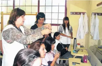  ??  ?? Los cursos apuntan a que los egresados tengan más posibilida­des de inserción laboral.