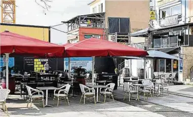  ?? ?? Etliche Restaurant­s entlang der Esplanade spüren Auswirkung­en auf ihr Geschäft durch die Baustelle des Fonds du Logement.