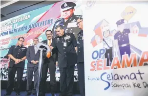  ?? — Gambar Bernama ?? LEBIH CANGGIH: Khalid melancarka­n Ops Selamat 11 sempena Aidilfitri di Menara TM di Kuala Lumpur, semalam. Turut hadir Ketua Pegawai Eksekutif Kumpulan Telekom Malaysia Berhad (TM) Datuk Seri Mohammed Shazalli Ramly (tiga kiri).