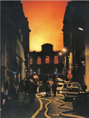  ?? | PHOTO : SDIS35 ARCHIVES ?? Interventi­on des pompiers pour éteindre l’incendie du Parlement, dans la nuit du 4 février 1994. Du jamais vu à Rennes, des tuyaux puisent l'eau de la Vilaine.