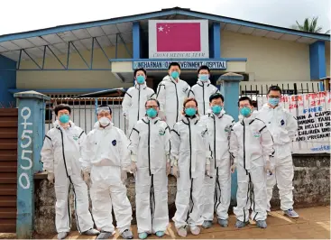  ??  ?? Le 10 mai 2015, l’équipe médicale chinoise arrive en Sierra Leone. En raison des risques de contagion de la maladie d’Ebola, les médecins portent des combinaiso­ns de protection.