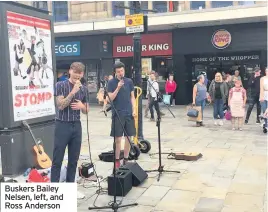  ??  ?? Buskers Bailey Nelsen, left, and Ross Anderson