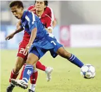  ??  ?? In pain: A file pic of playmaker Datsakorn Thonglao who is doubtful for tomorrow’s clash against Myanmar.