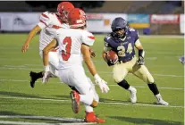  ?? LUIS SÁNCHEZ SATURNO/THE NEW MEXICAN ?? Santa Fe High School’s Sammy Martinez, right, tries to evade Bernalillo’s Damian Gutierrez, rear, and Reyes Ludi-Herrera.