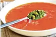 ?? Foto: dpa ?? Geeiste Tomaten Paprika Suppe mit Sal  sa verde wird kalt serviert.
