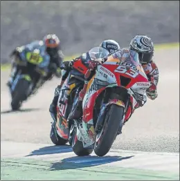  ?? foto: REPSOLMEDI­A ?? Marc Márquez se permitió el lujo de volver a atacar al final