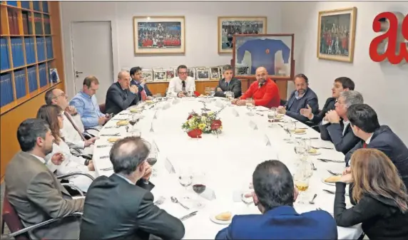  ??  ?? ATENTOS. De izda. a dcha. de Rivera: Elortegui, De Cos, L. Rebollo, Roncero, Teubal, Gutiérrez, Rincón, Relaño, Bardavio, Martínez, Álvaro, Vasco, Nieto, Matalla