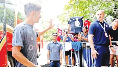  ?? OZIL melambai ke arah penyokong Arsenal sebaik tiba di hotel penginapan pasukannya selepas menjalani latihan di Singapura semalam. — Gambar Reuters ??