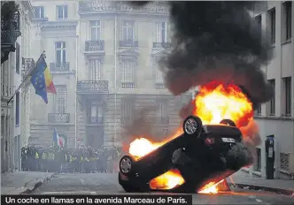  ??  ?? Un coche en llamas en la avenida Marceau de París.