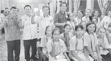  ??  ?? Dennis (standing, fourth left) with some of the programme participan­ts at SK Long Sobeng.