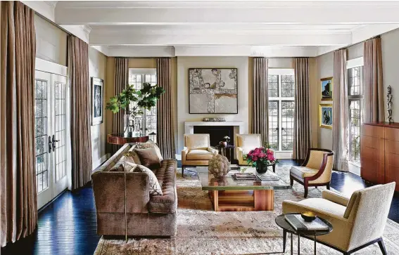  ?? Pieter Estersohn for Galerie ?? This living room, filled with neutrals, includes an antique Oushak rug, Harvey Probber lounge chairs and a custom sofa.
