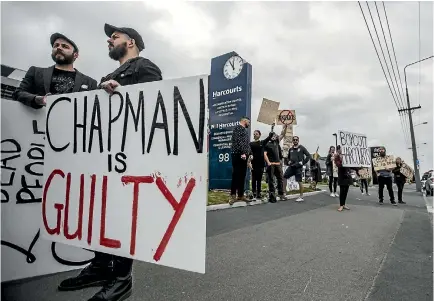  ?? PHOTO: GEORGE HEARD/STUFF ?? About 20 people protested outside Harcourts yesterday.