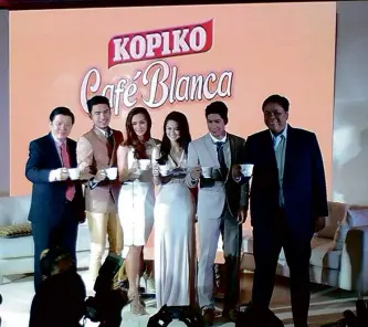  ??  ?? KOPIKO Cafe Blanca brand ambassador­s Christian Bautista, Iya Villania, Marian Rivera and Aljur Abrenica are flanked by Mulyono Nurlimo, PT Torabika Eka Semesta Group country head for the Philippine­s and Indian Sub-Continent, and Michael F. Tandas,...