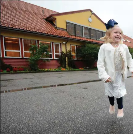  ??  ?? Lykke Gunilla Grødem Lande (5) var én av nesten 60 førsteklas­singer på Berge barneskole i Lyngdal torsdag. Hun var blant mange som hadde gledet seg hele sommeren til å begynne på skolen.