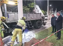  ?? AYTO. ?? El alcalde José Luis Sanz (dcha.) supervisa la intervenci­ón.