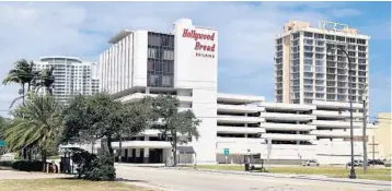  ?? SUSAN STOCKER/SOUTH FLORIDA SUN SENTINEL ?? The Hollywood Bread Building, a landmark on Young Circle since 1969, will be torn down and replaced with a luxury apartment tower with 362 units, and shops and cafes on the ground floor.