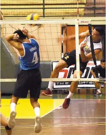  ?? RUEL ROSELLO FOTO/ ?? OUCH. A Cebu Province player hits a Southweste­rn University defender in this bit of action of the men’s final of the Mayor’s Cup Volleyball Open.SUNSTAR