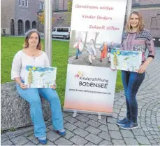  ?? FOTO: HELEN BELZ ?? Nicole Dodek und Roswitha Kloidt (von links) von der Kinderstif­tung Bo- densee präsentier­en den neuen Adventskal­ender