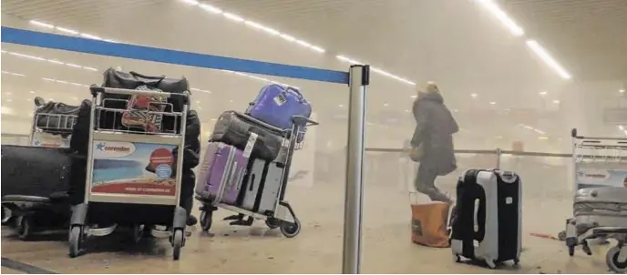  ?? BILD: SN/AP ?? Raucherfül­lter Terminal am Brüsseler Flughafen nach der Explosion am 22. März.