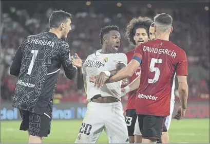  ?? Foto: JA SIRVENT ?? Vinicius, de nuevo metido en líos. La final de Copa no escapó a las ya habituales discusione­s del brasileño