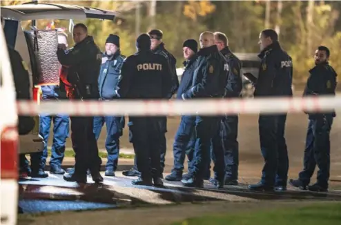  ?? FOTO: PER RASMUSSEN ?? To blev draebt, og en tredje blev kvaestet ved skyderiet foran Meny i Kalundborg.