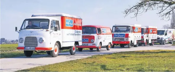  ?? FOTOS: BOFROST ?? Historisch­e Lieferwage­n von Bofrost: Zum 50-jährigen Bestehen 2016 gab es eine Rallye von alten Fahrzeugen am Niederrhei­n.