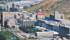  ?? Denver Post file ?? The MillerCoor­s brewery, pictured here in 2008, spent nearly two years developing ways to divert 135 tons of trash each month.