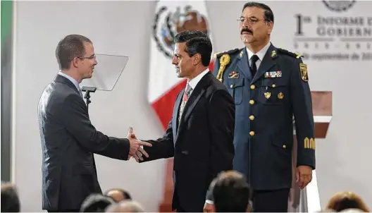  ?? Darío López-Mills / AP ?? En esta foto de archivo, el presidente de México, Enrique Peña Nieto (centro) saluda a Ricardo Anaya Cortés en Los Pinos.