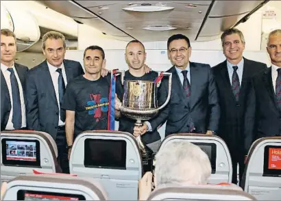  ?? FCB ?? Robert, Segura, Valverde, Iniesta, Bartomeu, Mestre i Bordas al vol de tornada a Barcelona