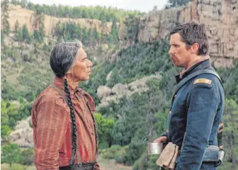  ?? FOTO: UNIVERSUM FILM/DPA ?? Chief Yellow Hawk (Wes Studi, links) und Captain Joseph Blocker (Christian Bale) haben eine gemeinsame Vergangenh­eit. Die Erinnerung daran quält beide.