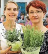  ??  ?? Annabelle Colmán und Nicole Fischer, die Aromatolog­innen aus dem Robert-Koch-Krankenhau­s in Apolda, stellten beim TA-Forum Gesundheit die natürliche Aromathera­pie vor. Foto: Ingo Glase