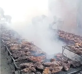  ??  ?? Asado. Unos 5 mil invitados participar­on del almuerzo con Alberto F.