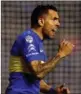  ?? MARCOS BRINDICCI / REUTERS AGENCIA DE NOTICIAS ANDES ?? Carlos Tevez in action for Boca Juniors against Nacional in a Copa Libertador­es match in May in Buenos Aires. Zlatan Ibrahimovi­c playing for Manchester United vs. Tottenham Hotspur on Dec 11, where he is expected to stay.