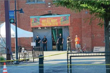  ?? PENNY RAY - TRENTONIAN ?? Police investigat­e a fatal shooting that injured more than 20 people at the Art All Night celebratio­n in Trenton.