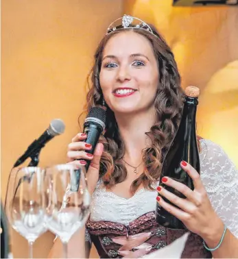  ?? ARCHIVFOTO: THOMAS SIEDLER ?? Der Bopfinger Besen in der Rathaussch­ranne war einer der wenigen Termine in 2020, an dem Henrike Heinicke als württember­gische Weinprinze­ssin auftreten konnte.
