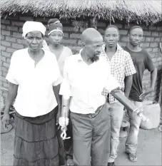  ??  ?? Cde Samson Mpofu (right) and wife Esline (left) with some of their children
