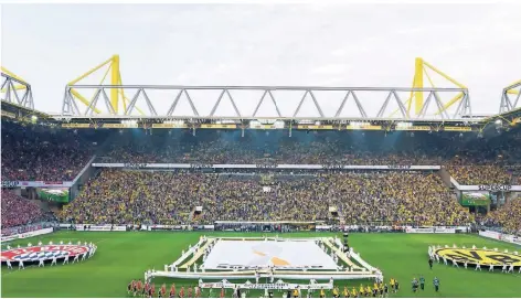  ?? FOTO: DPA ?? Großer Bahnhof: So war es vor zwei Jahren beim Supercup-Spiel zischen Dortmund und Bayern. München gewann nach Elfmetersc­hießen.