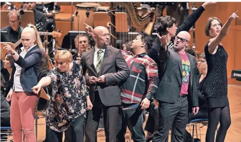  ?? FOTO: JAN ROLOFF ?? Vital und vibrierend: Die Aufführung von Bernsteins „Mass“fand auch im Parkett der Tonhalle statt.