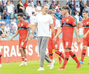  ?? FOTO: NORDPHOTO/IMAGO IMAGES ?? „Wir sind bereit“: Pellegrino Matarazzo (2. v. li.) und die Spieler freuen sich auf die neue Saison.