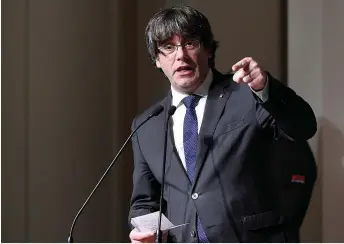  ?? PHOTO AFP ?? Le président destitué Carles Puigdemont a prononcé un discours devant quelque 200 maires indépendan­tistes catalans hier à Bruxelles où il s’est réfugié.