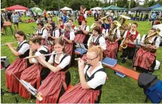  ??  ?? Die Stadtkapel­le Neusäß blies den Läuferinne­n und Läufern im Ziel im Lohwaldsta­di  on den Marsch.