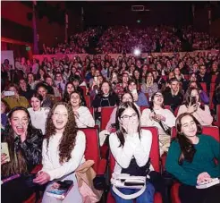  ?? ?? GIRA. El jueves centenas de jovenes fueron al Movie para la firma de libros.