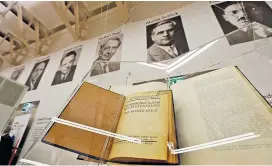  ??  ?? Einige der Protagonis­ten des Wiener Denkerzirk­els an der Wand und davor ihr Manifest: „Die wissenscha­ftliche Weltauffas­sung“(1929).