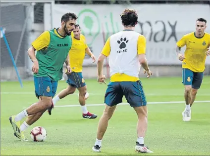  ?? FOTO: RCDE ?? Borja Iglesias, en el entrenamie­nto de ayer El ‘Panda’ asegura estar preparado para el debut liguero en Vigo, un pulso especial para él