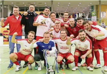  ?? RP-FOTOS (2): JÜRGEN LAASER ?? Nach drei Jahren gewinnt Kückhoven mal wieder das SC 09-Turnier. Mit dem Team freuen sich (v.l.) Teammanage­r Marc Geneschen, Trainer Dirk Valley und Co-Trainer Marc Pistor (3.v.r. stehend).